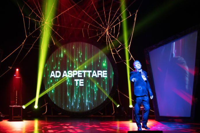Mauro Repetto sul palco nel one man show C'erano una volta 883